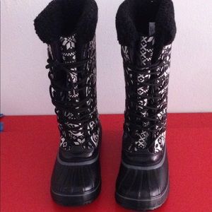 Women's winter boots Size9 no wet or tear NWT